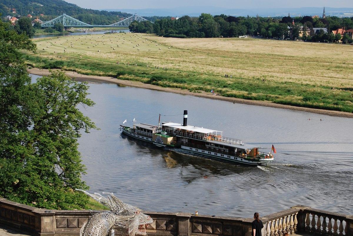 Personenschiff auf der Elbe bei Dresden