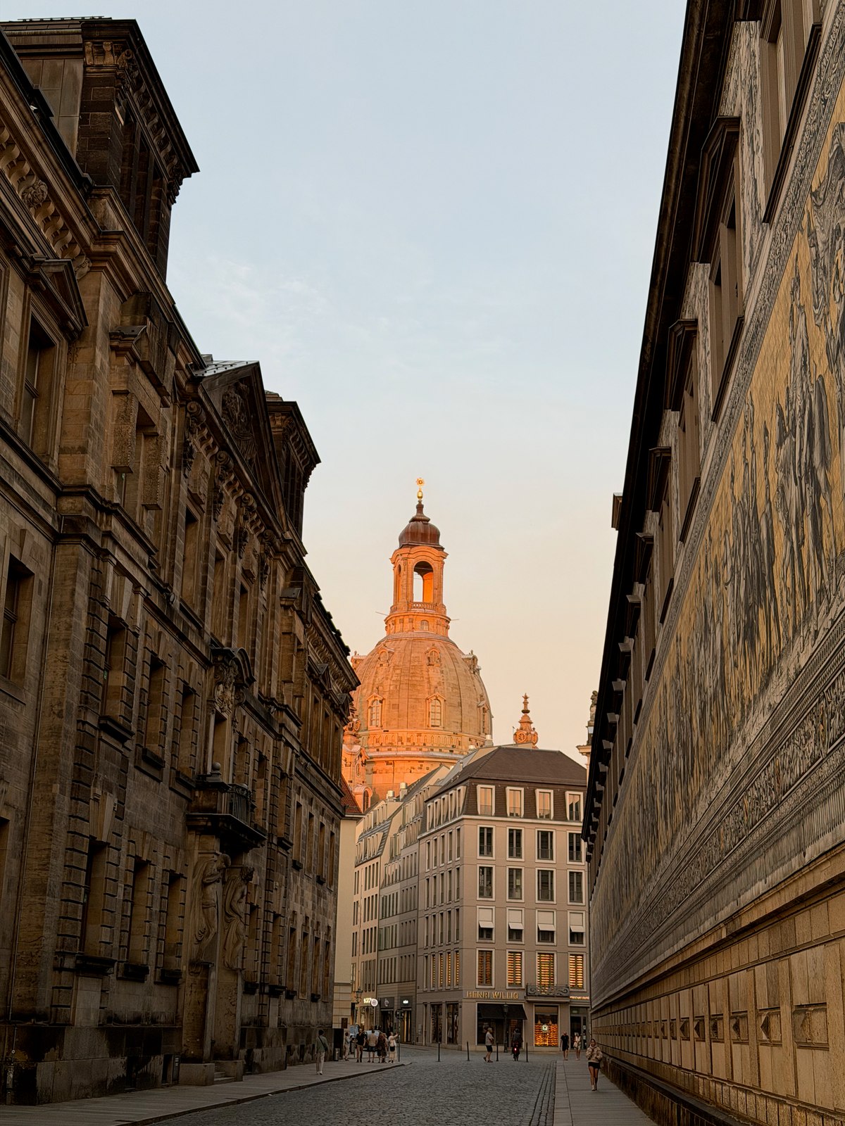 Blick aus der Augustusstraße zur Dresdner Frauenkirche
