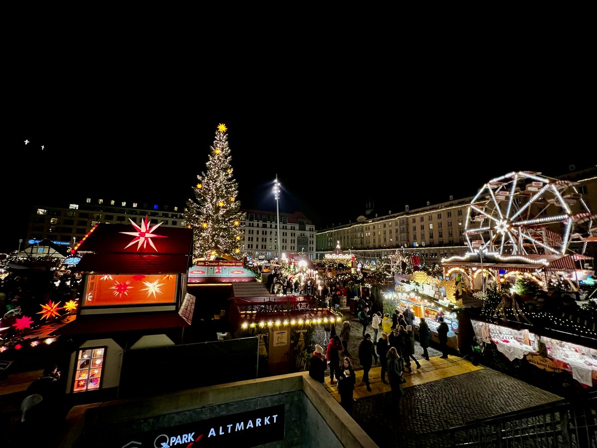 Festlich beleuchteter Striezelmarkt in Dresden mit Weihnachtsbaum und Marktständen